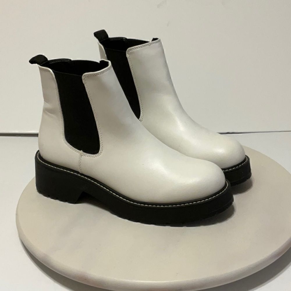 Madden Girl Cindy Lug Boots, White. 8.5. Awesome tiktokfave. Ontrend